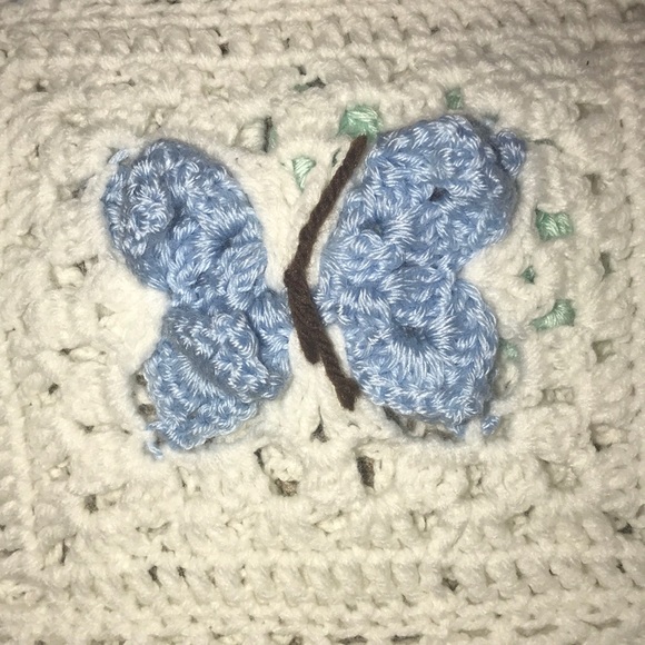 Knitted baby blanket from smoke free home - Picture 4 of 4
